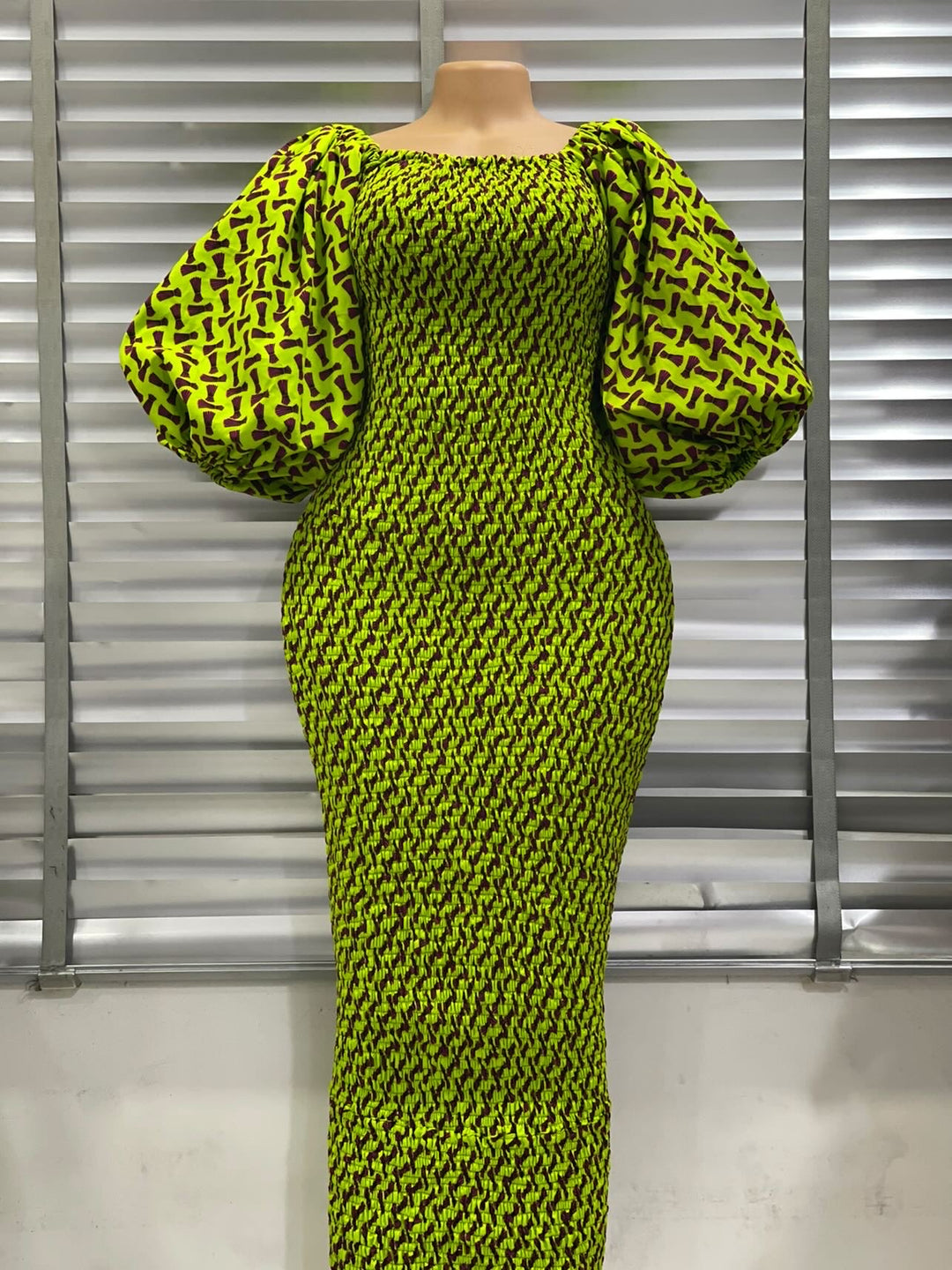 African print stretchy puffy sleeves body-con dress.